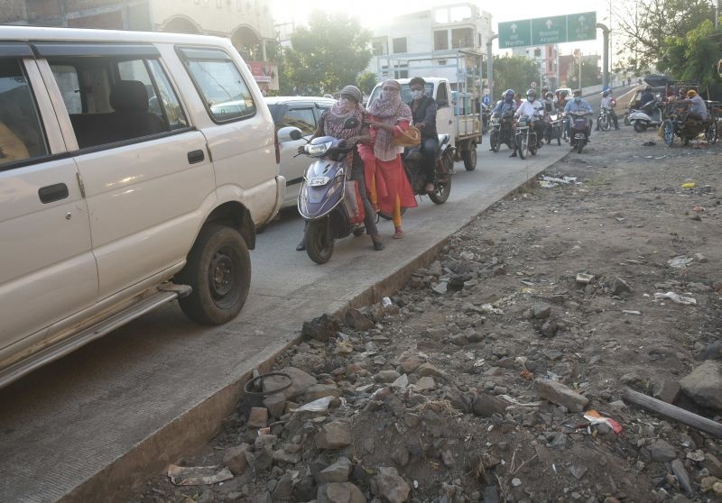 Danger to life due to partial cementation in Manishnagar, Nagpur | नागपूरच्या मनीषनगरातील अर्धवट सिमेंटीकरणामुळे जीवाला धोका