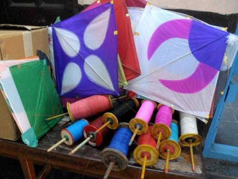 Chinese Manja of flying kites can cause dangerous | पतंग उडविण्याच्या चायना मांजामुळे येऊ शकते जीवावर संक्रांत!