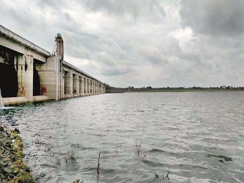 Late to open the gates of Manjara Dam, water seeped into the fields of five villages | मांजरा धरणाचे दरवाजे उघडण्यास उशीर, पाच गावांतील शेतात घुसले पाणी