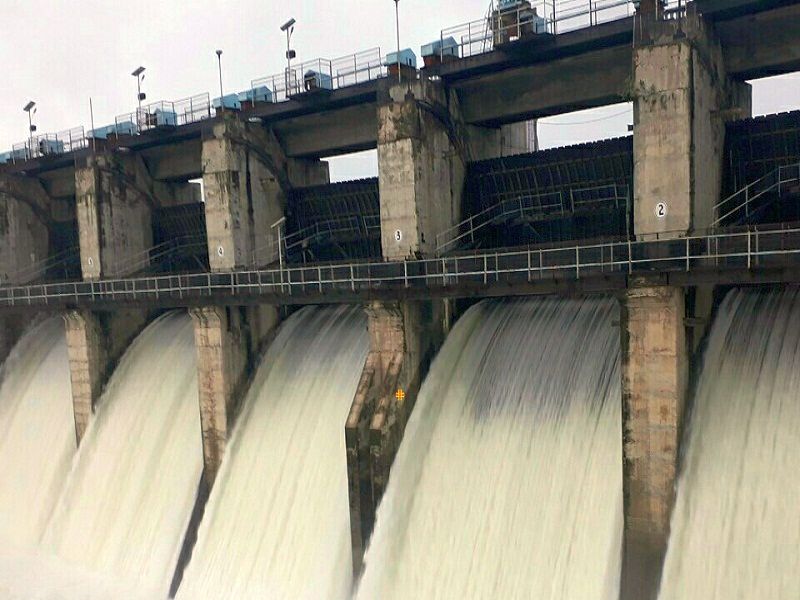 shifting of machinery from Manjra dams to repair the canal outside the district | जिल्हाबाहेरील कॅनॉलची दुरूस्ती करण्यासाठी मांजरा धरणाच्या ताब्यातील मशिनरी नेण्याच्या हालचाली 