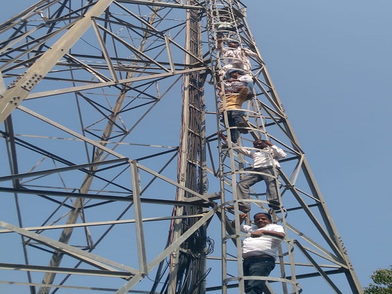 Sholay-style movement on mobile tower of villagers against Manjarath GramPanchayat | मंजरथ ग्रामपंचायतीच्या कारभाराविरोधात गावकऱ्यांचे टॉवरवर चढून शोले स्टाईल आंदोलन