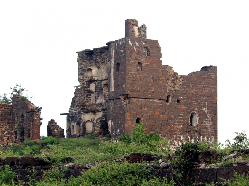 ahmednagar hill station is deprived of development; Cathedral of the manjarsumba gad | नगरचे हिलस्टेशन विकासापासून वंचित; मांजरसुंबा गडाची पडझड