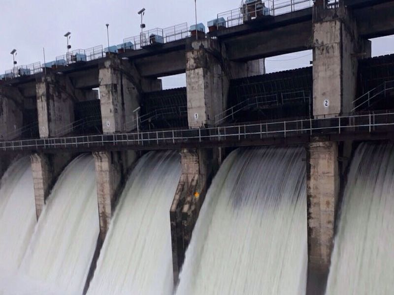 The six entrances of the dam's Manjra dam over-flow, Osmanabad | उस्मानाबादमधील मांजरा धरण ओव्हर-फ्लो, धरणाचे उघडले सहा दरवाजे