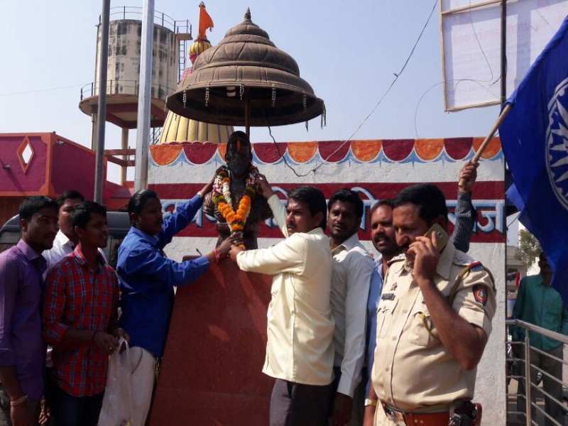 'Jai Bhavani Jay Shivaji, Jai Bhim' announcement; coronation to Shivaji Maharaj by bhimsainik in Manjri | ‘जय भवानी जय शिवाजी, जय भिम’च्या घोषणा; मांजरीत भीमसैनिकांकडून शिवरायांना पुष्पहार अर्पण