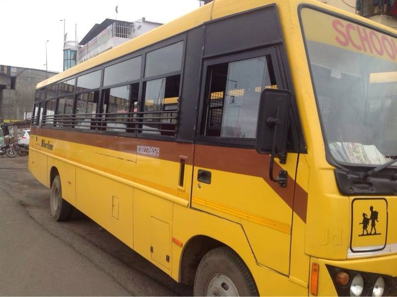 Fix the school bus stop in Nagpur | नागपुरात  स्कूल बसचे थांबे निश्चित करा