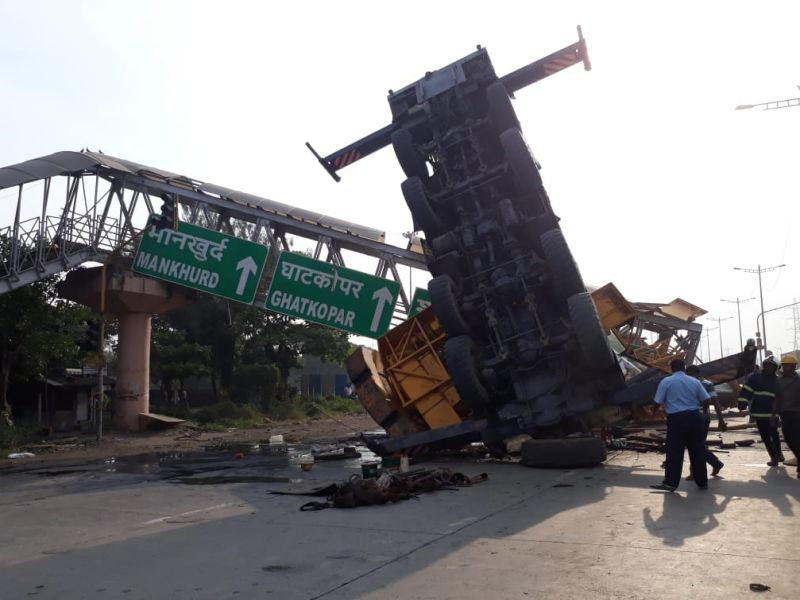 New Mumbai : Crane removed over Sion-Panvel highway, traffic slow down | सायन-पनवेल महामार्गावरील उलटलेली क्रेन हटवली, वाहतूक संथगतीनं सुरू