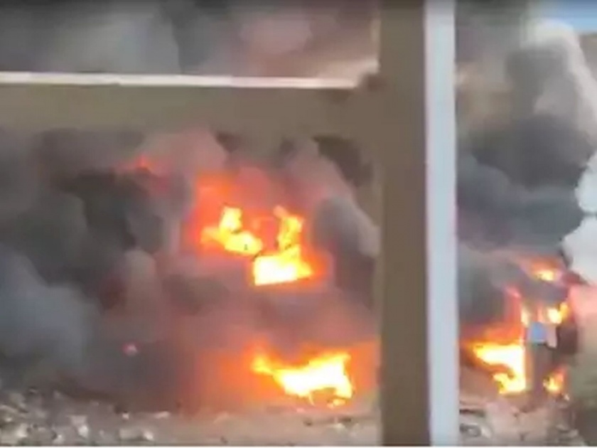 fire breaks out at scrap compound in mankhurd slum fire brigade at spot | VIDEO: मानखुर्दमध्ये झोपडपट्टीत भीषण आग; अग्निशमन दलाचे जवान घटनास्थळी
