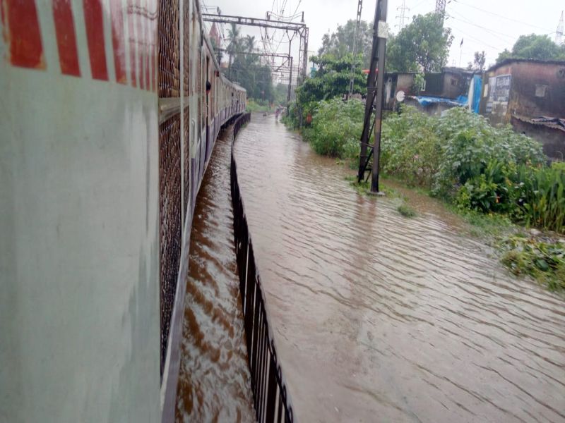 Mumbai Rains: Harbour line services disrupted due to water logged on railway track on Mankhurd Railway station | Mumbai Rains : मानखुर्द स्थानकात रुळांवर साचलं पाणी, वाशी-सीएसएमटी हार्बर रेल्वे ठप्प