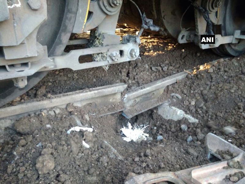 ahmednagar train accident averted engine of goa-nizamuddin express | गोवा-निजामुद्दीन एक्स्प्रेसचं इंजिन रुळावरुन घसरलं, चालकाच्या सतर्कतेमुळे टळला मोठा अपघात