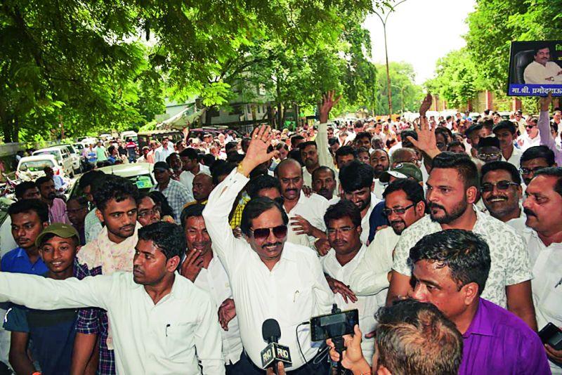Maharashtra Assembly Election 2019: Pramod Manmode's nomination filed in Jalosh | Maharashtra Assembly Election 2019 : जल्लोषात प्रमोद मानमोडेंचा अर्ज दाखल 