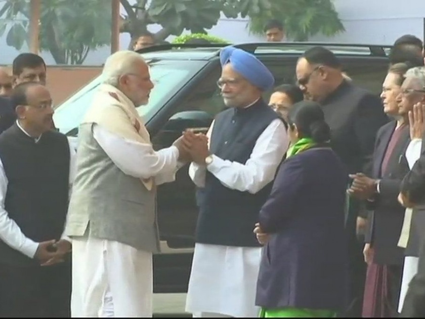 PM visits Manmohan Singh for accusation | पाकिस्तानवरुन आरोप केल्यानंतर पंतप्रधान मोदींनी घेतली मनमोहन सिंग यांची भेट