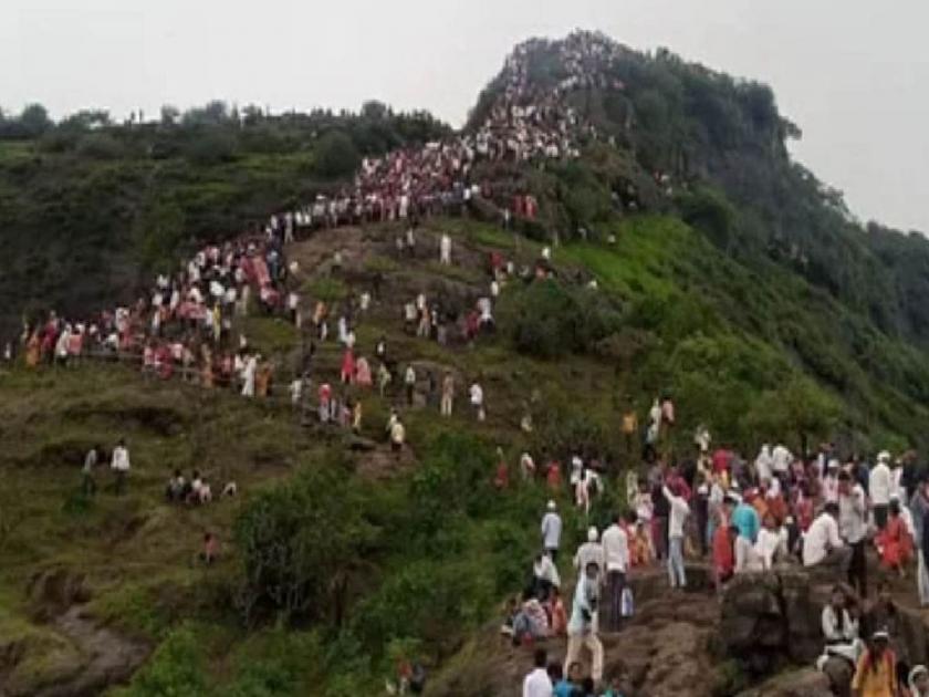 Two devotees injured in landslide on Markandeya mountain; Crowd of devotees on the occasion of Somvati Amavasya | मार्कंडेय पर्वतावर दरड कोसळून दोन भाविक जखमी; सोमवती अमावस्यानिमित्त भाविकांची गर्दी