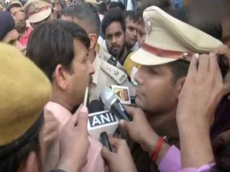 Delhi BJP chief, AAP workers clash during Signature Bridge’s inauguration | सिग्नेचर पुलाच्या उद्घाटनावरुन भाजपा-आपमध्ये राडा; मनोज तिवारी पोलिसांशी भिडले