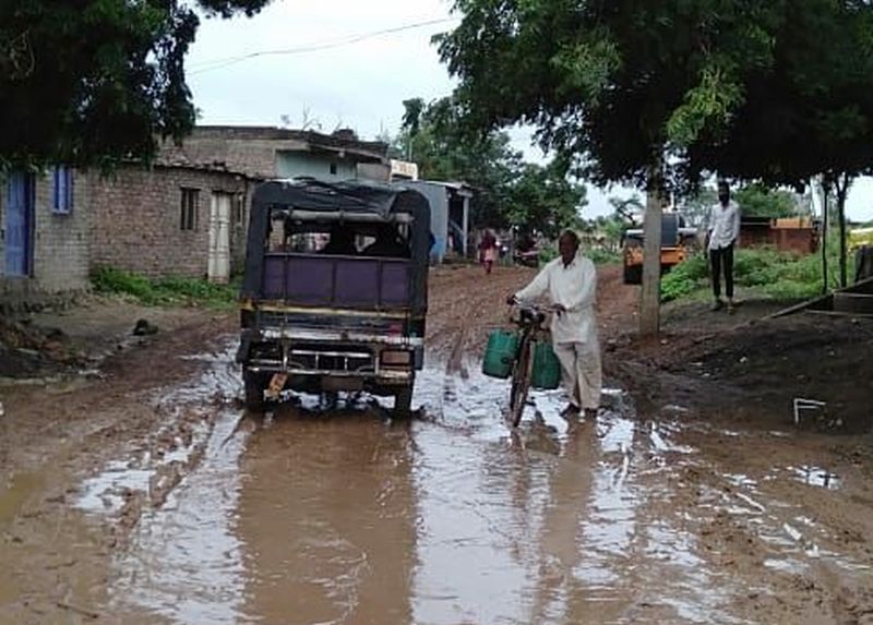The road between people is muddy; Disadvantages of citizens | मानोऱ्यातील रस्ता चिखलमय; नागरिकांची गैरसोय