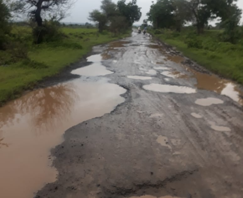 rural road in Manora taluka in bad conditation | मानोरा तालुक्यातील ग्रामीण भागातील रस्त्याची चाळणी