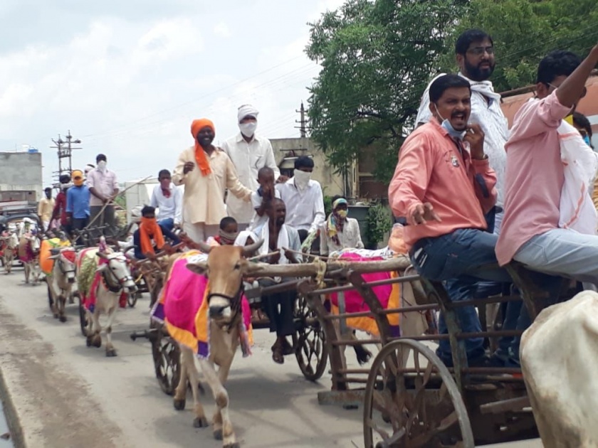 In Manora, farmers rally of bullock cart | मानोरा शहरात शेतकऱ्यांनी काढला बैलबंडी मोर्चा