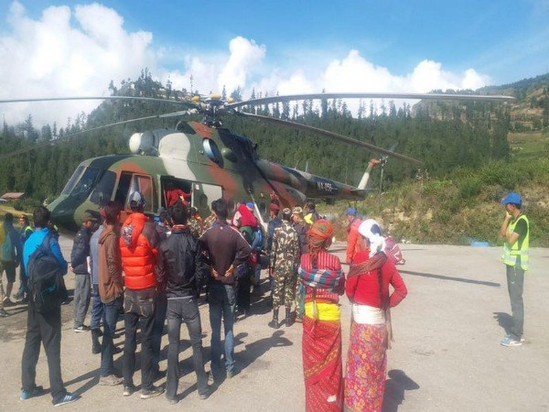 Relieving 200 pilgrims stuck in Nepal, 35 rounds made by helicopter | नेपाळमध्ये अडकलेल्या २०० यात्रेकरूंची सुटका, हेलिकॉप्टरने केल्या ३५ फेऱ्या