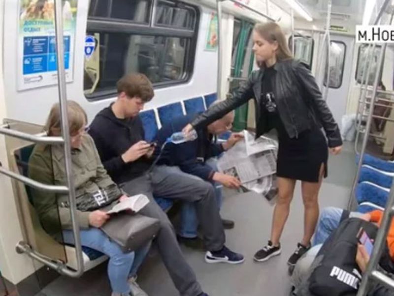 This Russian woman pours water on manspread, watch video | पाय पसरून बसणाऱ्या पुरुषांवर पाणी का फेकतीये ही तरुणी? व्हिडीओ व्हायरल