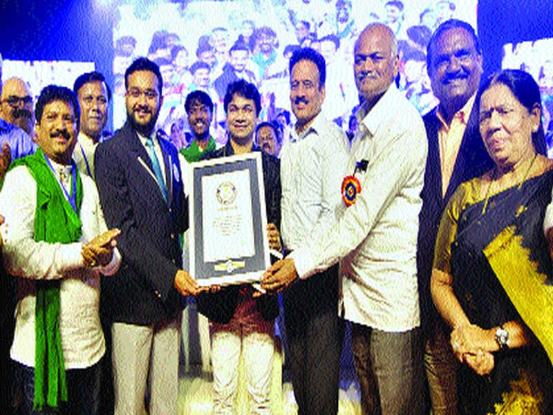 'World record' of relay song in Navi Mumbai | नवी मुंबईत रिले गाण्याचा ‘वर्ल्ड रेकॉर्ड’