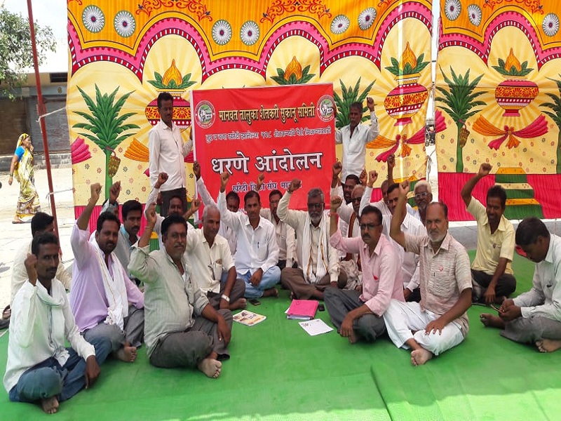 Farmer Sukanu Committee's agitation demanded the amount of tired money at Manavat | मानवत येथे थकीत रक्कमेच्या मागणीसाठी शेतकरी सुकाणू समितीचे आंदोलन