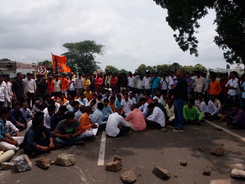 Chakkjam movement at Manavat for the demand of Maratha reservation | मराठा आरक्षणाच्या मागणीसाठी मानवत येथे चक्काजाम आंदोलन 