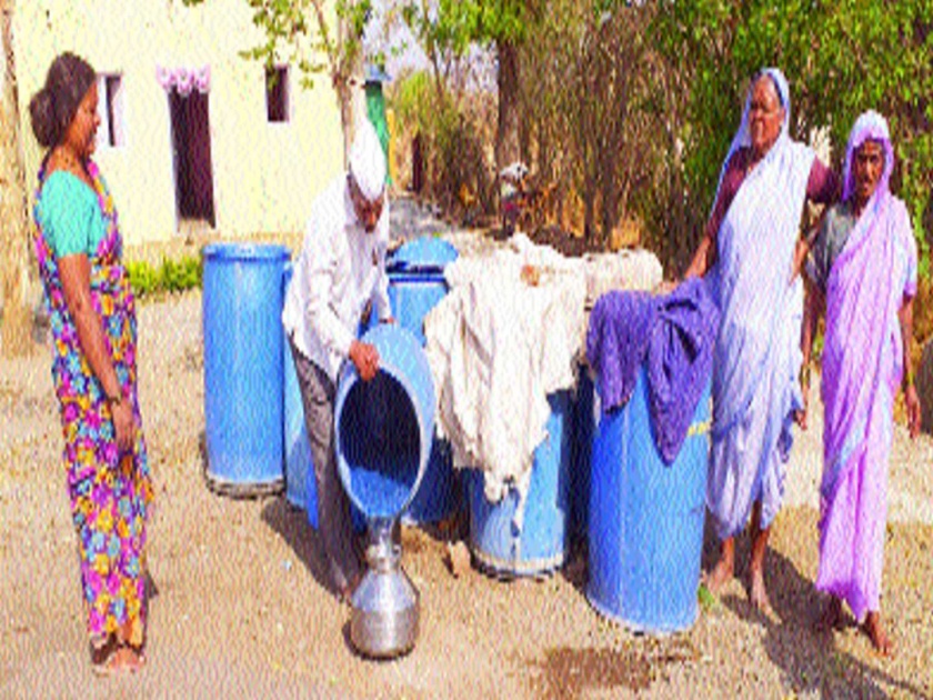 water scarcity in Manyale Village in Ahmednagar | अहमदनगरमधील मन्याळे गाव पाणीटंचाईने झाले ओसाड, पहावी लागते टँकरची वाट