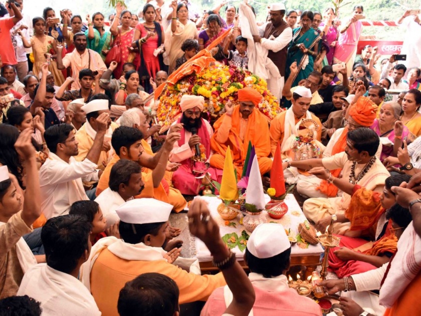 In the wedding ceremony of Marleshwar-Girijadevi, devotees gathered to see the eye of God's wedding | रत्नागिरी : देवाचा लग्नसोहळा याचि देही याचि डोळा पाहण्यासाठी भक्तांची गर्दी, मार्लेश्वर-गिरीजादेवीचा कल्याणविधी थाटात