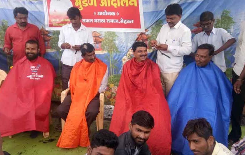 Maratha Reservation: 50 youths shaved at Mehkar; hair will be sent to the Chief Minister | Maratha Reservation : मेहकर येथे ५० युवकांनी केले मुंडण; मुख्यमंत्र्यांना पाठविणार केस 