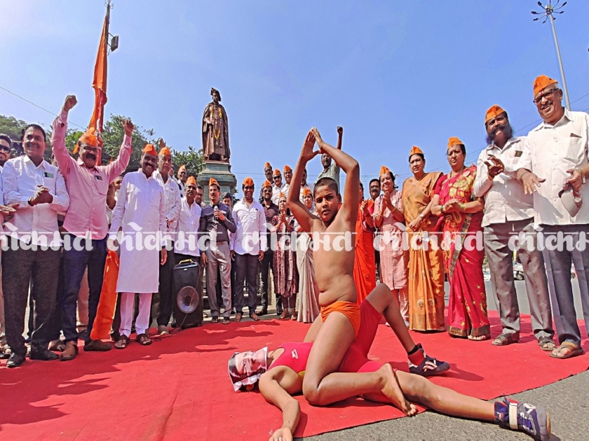 Former MLA Prakash Shendge, who made a controversial statement about the Maratha community, was protested by the Maratha community by symbolically beheading him in Kolhapur | कोल्हापुरात लंगोट लावून प्रकाश शेंडगेंना केले चितपट, मराठा समाजाकडून अनोखा निषेध