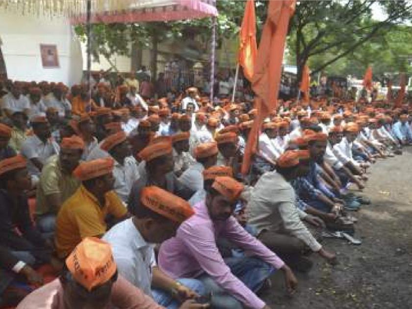 Maratha protestors enraged by apprentice doctor duty in Satara, district surgeons besieged | साताऱ्यात शिकाऊ डॉक्टरांच्या ड्युटीने मराठा आंदोलक संतापले, जिल्हा शल्य चिकित्सकांना घातला घेराव 