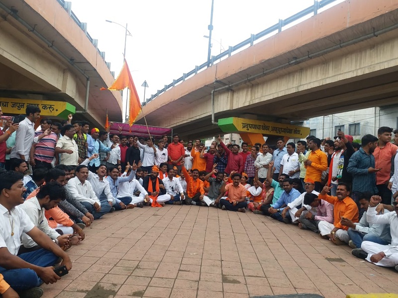 Maratha Kranti Morcha's agitation in aurangabad | औरंगाबादमध्ये मराठा क्रांती मोर्चाच्या बेमुदत धरणे आंदोलनाला सुरुवात