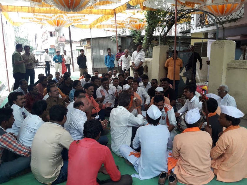 Maratha Reservation Protest: agitation in front of the MLAs house in Buldhana | Maratha Reservation Protest : बुलडाण्यात आमदारांच्या घरासमोर धरणे 