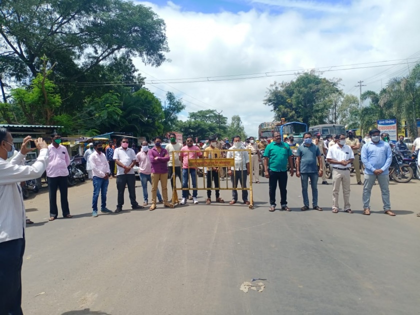 Road to peace in Kodoli for Maratha reservation | मराठा आरक्षणासाठी कोडोलीत शांततेच्या मार्गाने रास्ता रोको