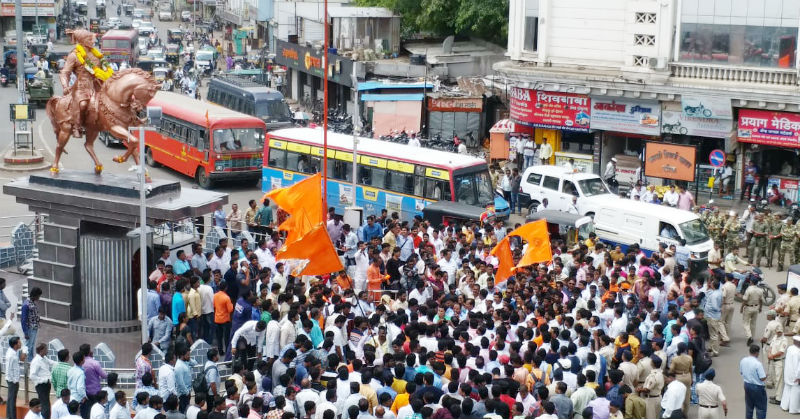 The Chakkajam movement of the Maratha community in Solapur | सोलापूरात मराठा समाजाचे चक्काजाम आंदोलन