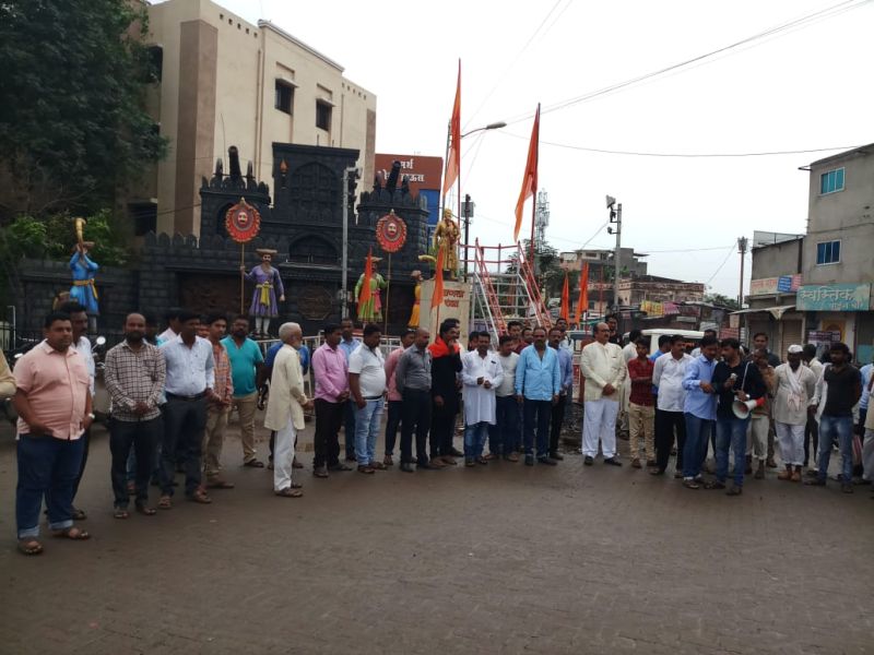 Maratha Kranti Morcha : Rasta roko protest at Shegaon city | Maratha Kranti Morcha : शेगाव शहरात कडकडीत बंद, ठिकठिकाणी रास्तारोको, टायर जाळून निषेध