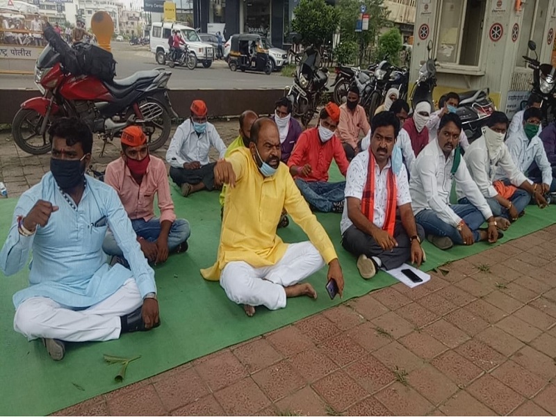 The government did not keep written assurances; Sit for the demands of Maratha Kranti Thok Morcha in Aurangabad | सरकारने लेखी आश्वासन पाळले नाही; मराठा क्रांती ठोक मोर्चाचे मागण्यांसाठी ठिय्या आंदोलन