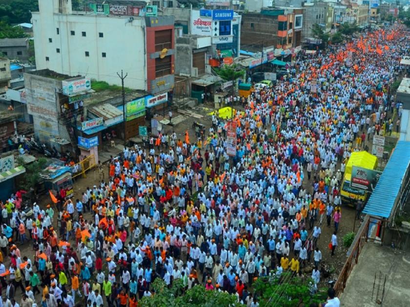 Make reservations that last; Again Elgar of the entire Maratha community, the great protest was spontaneous in Kalamb | टिकणारेच आरक्षण द्या, तेही ओबीसीमधून; सकल मराठा समाजाचा कळंबमध्ये महामाेर्चा