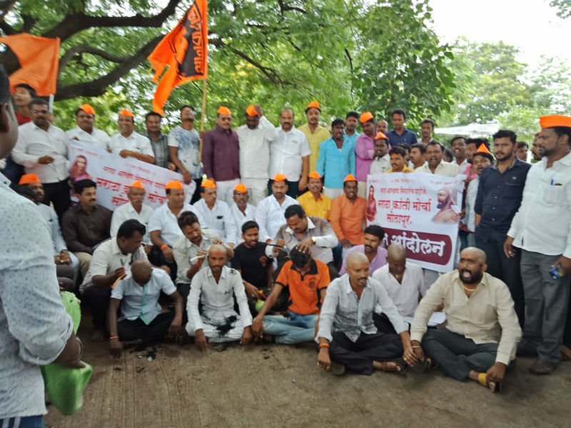 Munda agitation of Solapur Maratha Kranti Morcha for reservation | आरक्षणासाठी मराठा क्रांती मोर्चाचे सोलापूरात मुंडण आंदोलन