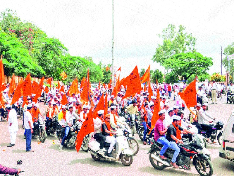 Maratha workers protested against anti-government announcements in Bandra | मराठा कार्यकर्त्यांनी सरकारविरोधी घोषणांनी केलं वांद्रेमध्ये शक्तिप्रदर्शन