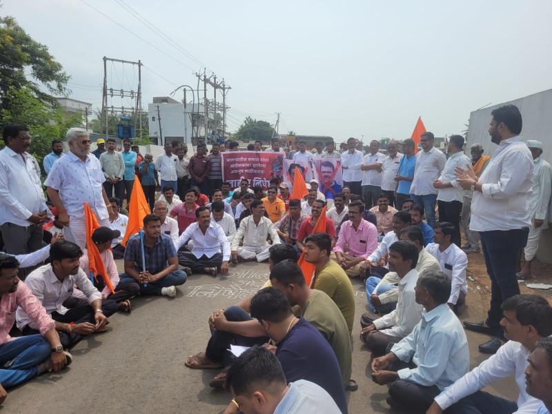 eknath shinde devendra fadnavis protest in ajit Pawar village katewadi Block the road on behalf of the entire Maratha community | अजित पवारांच्या काटेवाडीत शिंदे - फडणवीसांचा निषेध; सकल मराठा समाजाच्या वतीने रास्ता रोको