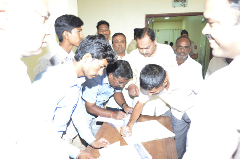 Two lakh disclosures in the public hearing in front of Solapur State Backward Class Commission | सोलापूरातील राज्य मागासवर्ग आयोगासमोरील जनसुनावणीत दोन लाखांवर निवेदने