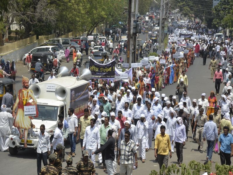 Maratha Samaj's rally in jalgaon | जळगावात ‘मविप्र’प्रश्नी मराठा समाजाचा जिल्हाधिकारी कार्यालयावर मोर्चा