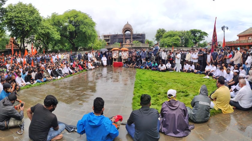 Sakal Maratha Kranti Muk Morcha started in Kolhapur | Maratha Reservation Kolhapur : भरपावसात कोल्हापूरात सकल मराठा क्रांती मूक मोर्चा सुरू