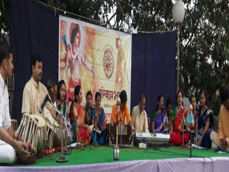 Marathi new year celebration | Gudi Padwa 2018 : जळगाव येथे नववर्षाचे जल्लोषात स्वागत, शोभायात्रा, पथसंचलन व गावगुढीचे पूजन