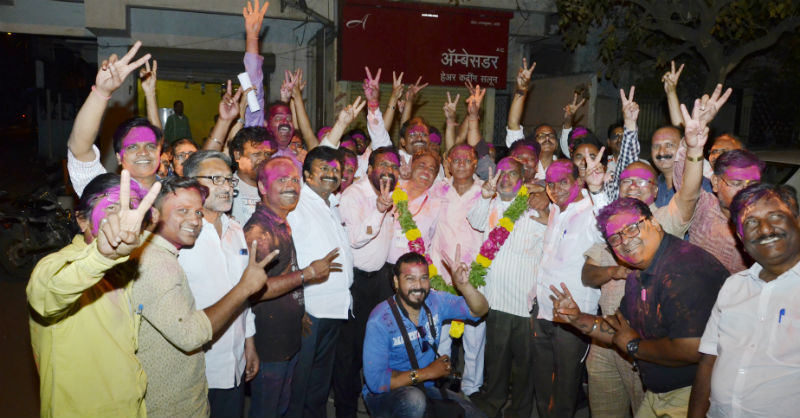 Natura Parishad election Solapur: The winning sound of the Natraj panel! | नाट्य परिषद निवडणूक सोलापूर : नटराज पॅनलचा दणदणीत विजय !