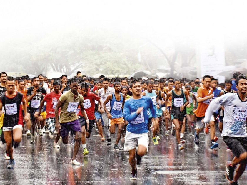 Marathon runners.. why they run for life& fitness? | फिटनेससाठी पळण्याची तरुण सुपरफास्ट गोष्ट!