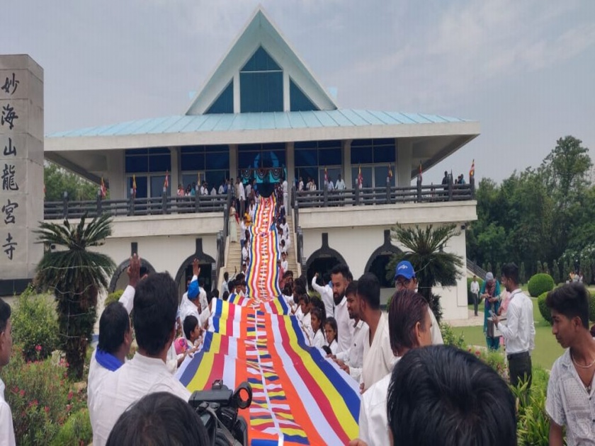 A peace march started with a hundred meter long Panchsheela flag; Special Buddha Vandana at Dragon Palace | शंभर मीटर लांब पंचशीलेच्या ध्वजासह निघाला शांतिमार्च; ड्रॅगन पॅलेस येथे विशेष बुद्ध वंदना