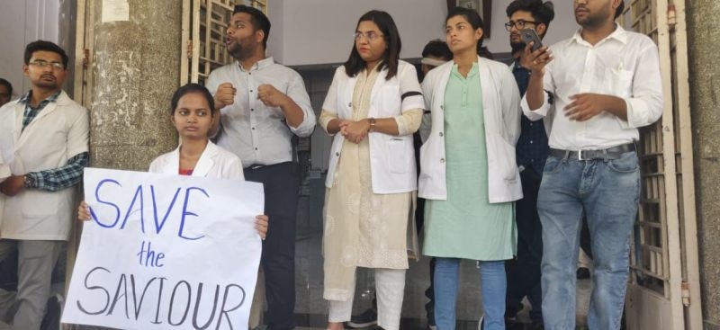 Resident doctor in Nagpur protested and closed the work | नागपुरात निवासी डॉक्टरांनी काम बंद आंदोलनातून वेधले लक्ष