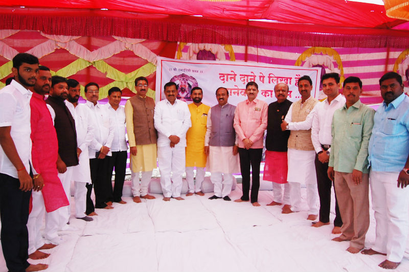 Panchayat Raj committee members on Solapur district tour | सोलापूर जिल्हा दौºयावर असलेल्या पंचायत राज समितीच्या सदस्यांनी मार्डी येथे घेतला हुरडा पार्टीचा आस्वाद 