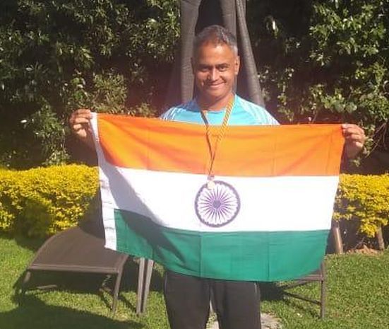 Nitin Chaudhary won marathon in South Africa | नितीन चौधरींनी दक्षिण आफ्रिकेतील मॅरेथॉन स्पर्धेत फडकवला भारताचा झेंडा